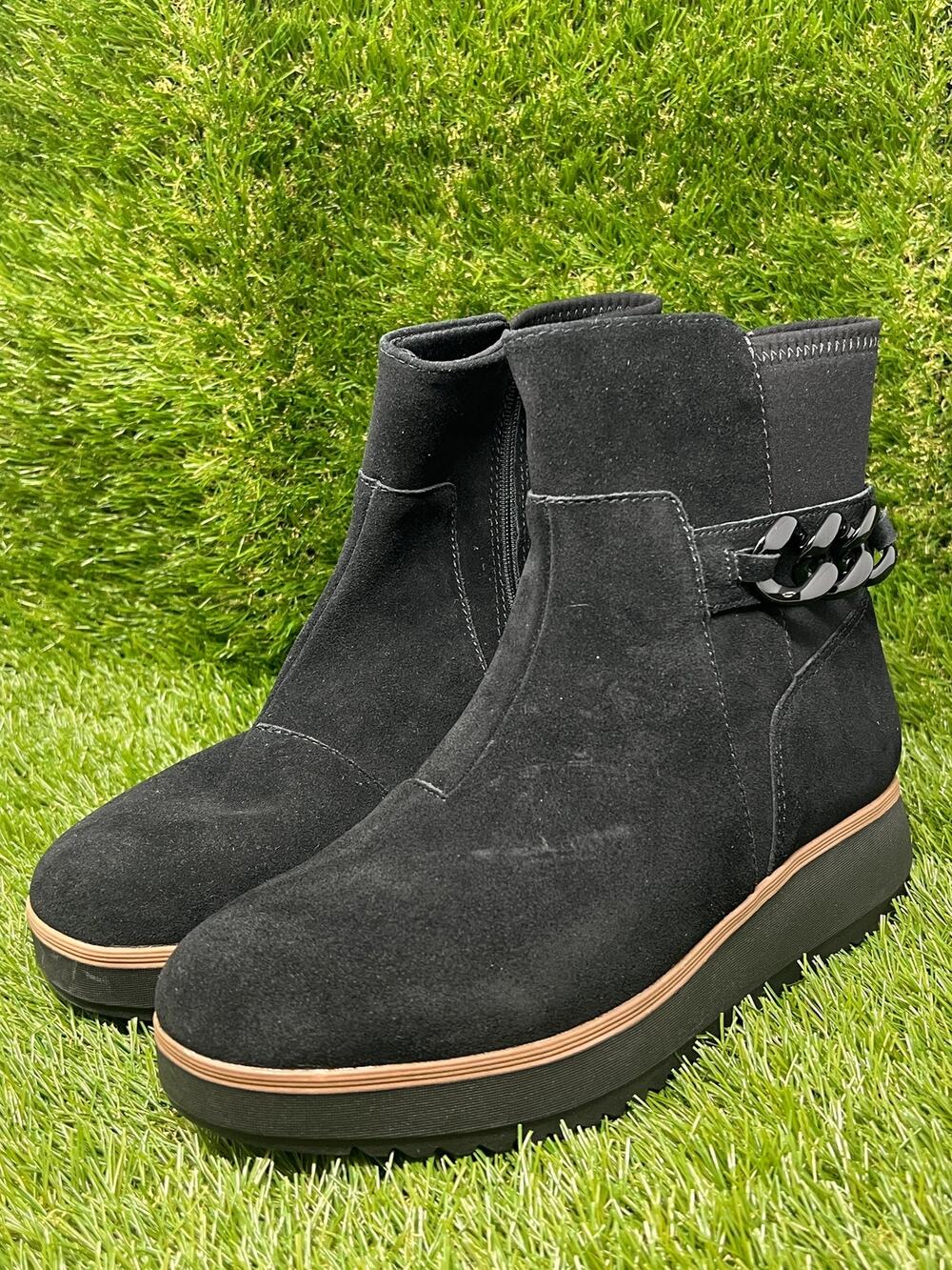 Clarks Women's 8Wide Zyla Black Suede Comfort Boots
